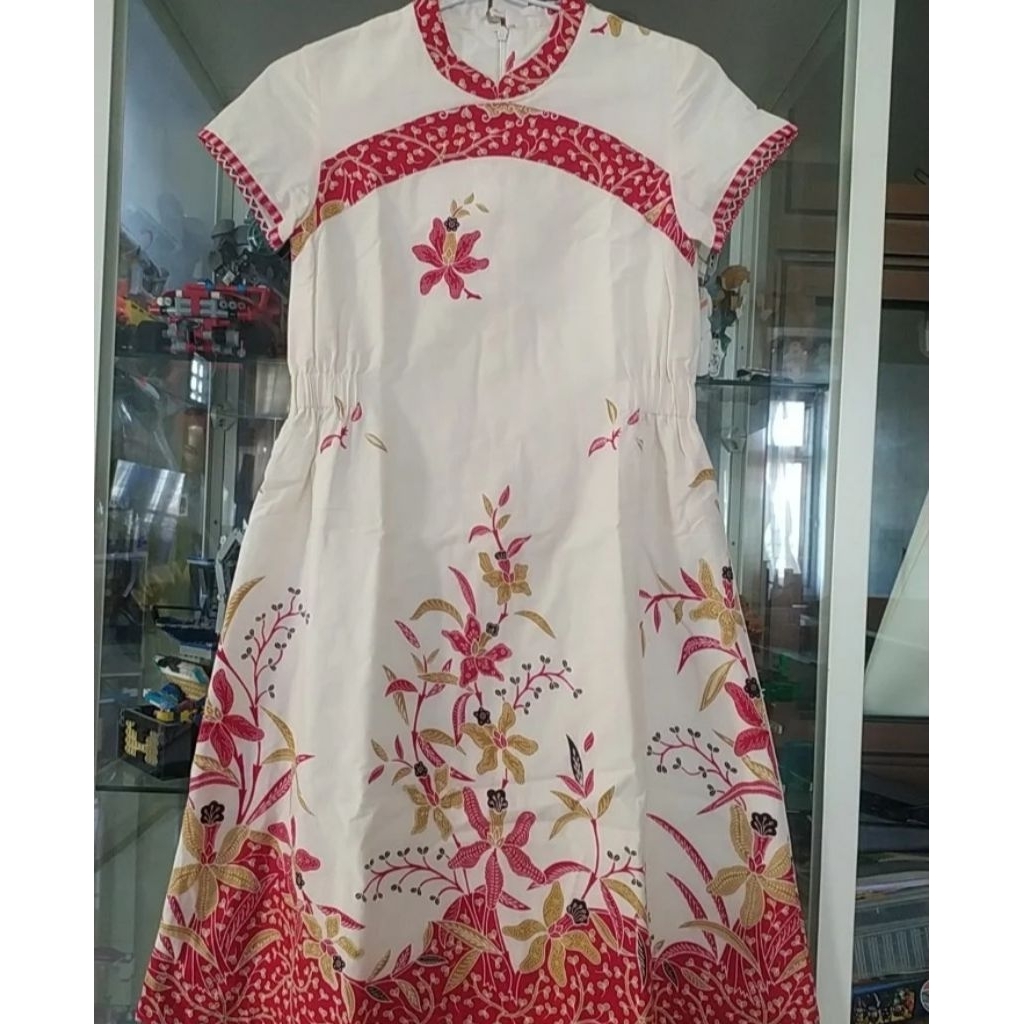 Drees anak perempuan dengan motif batik modern