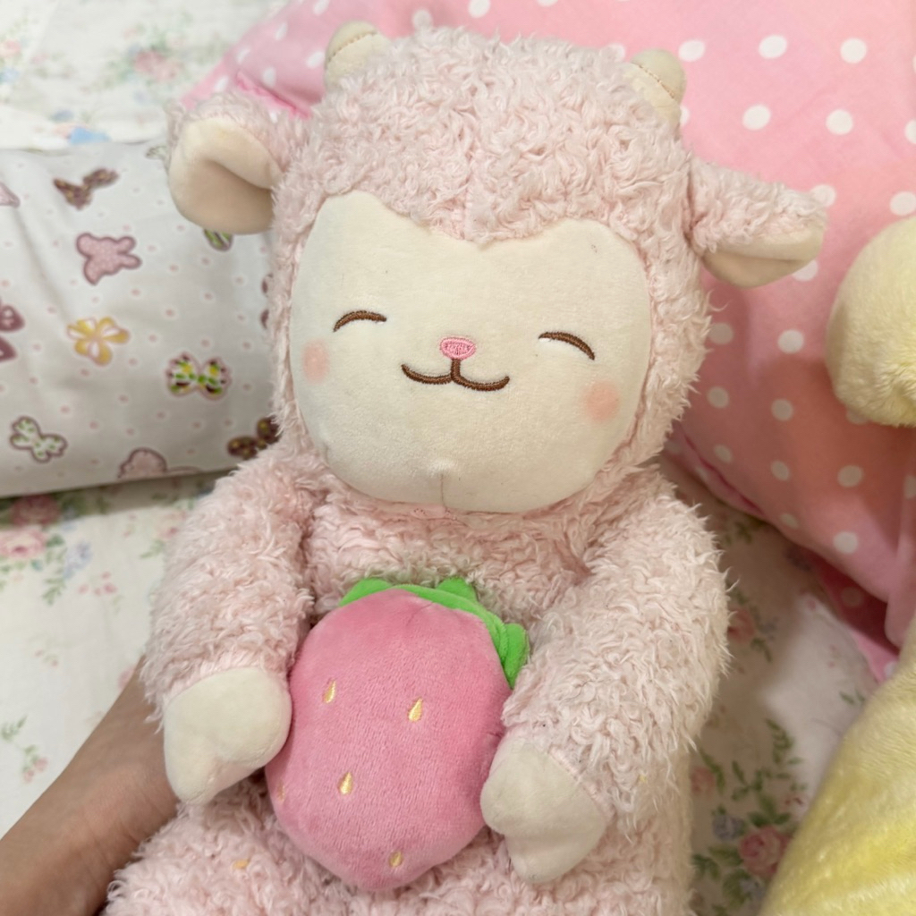 Boneka miniso domba pink bawa stroberi