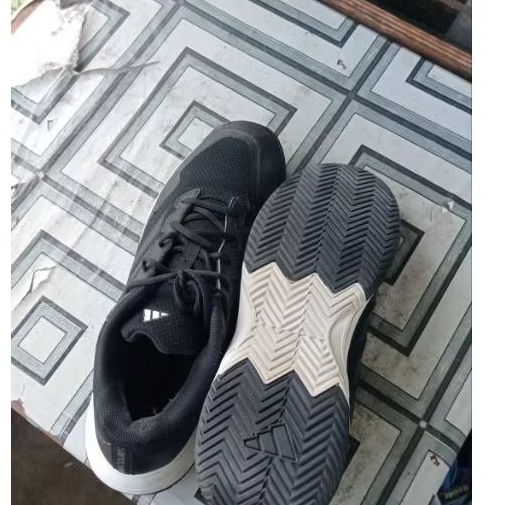 sepatu tenis Adidas gamecourt