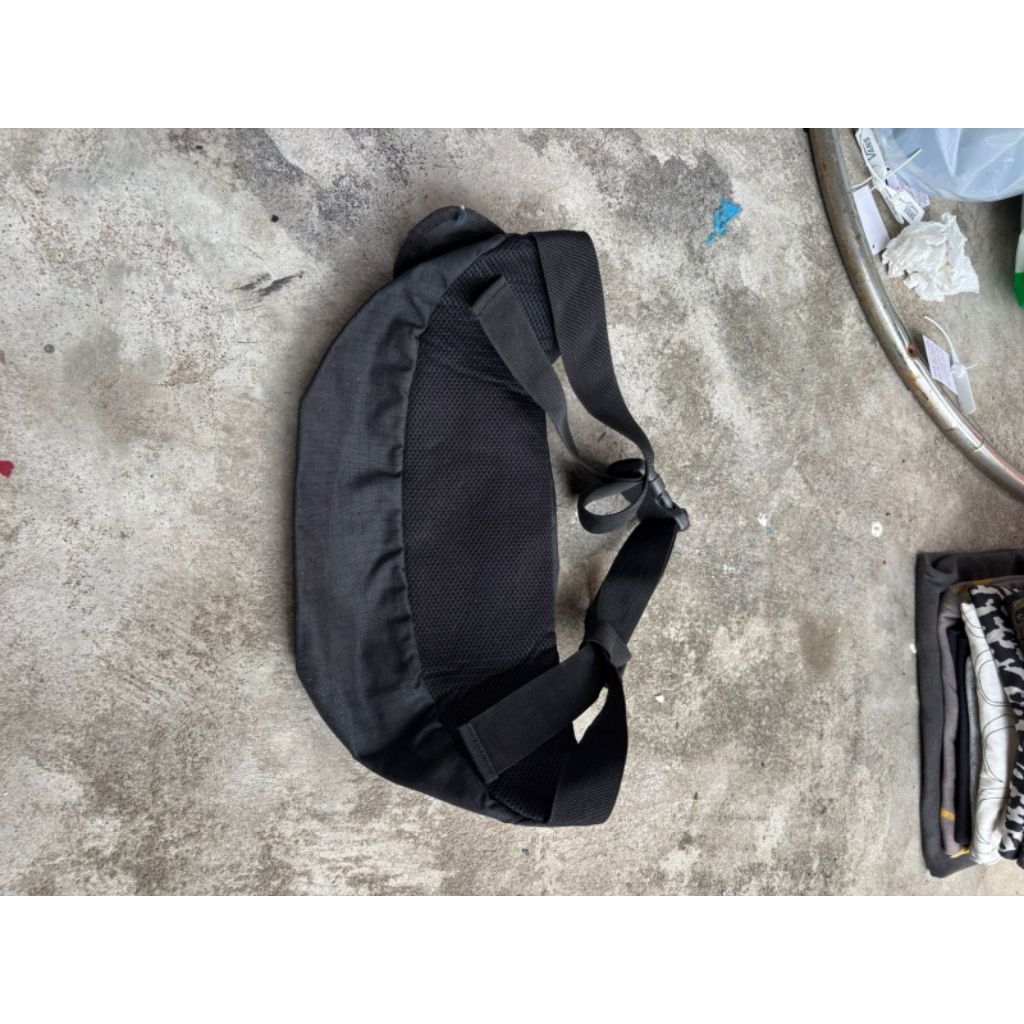 tas selempang Asics