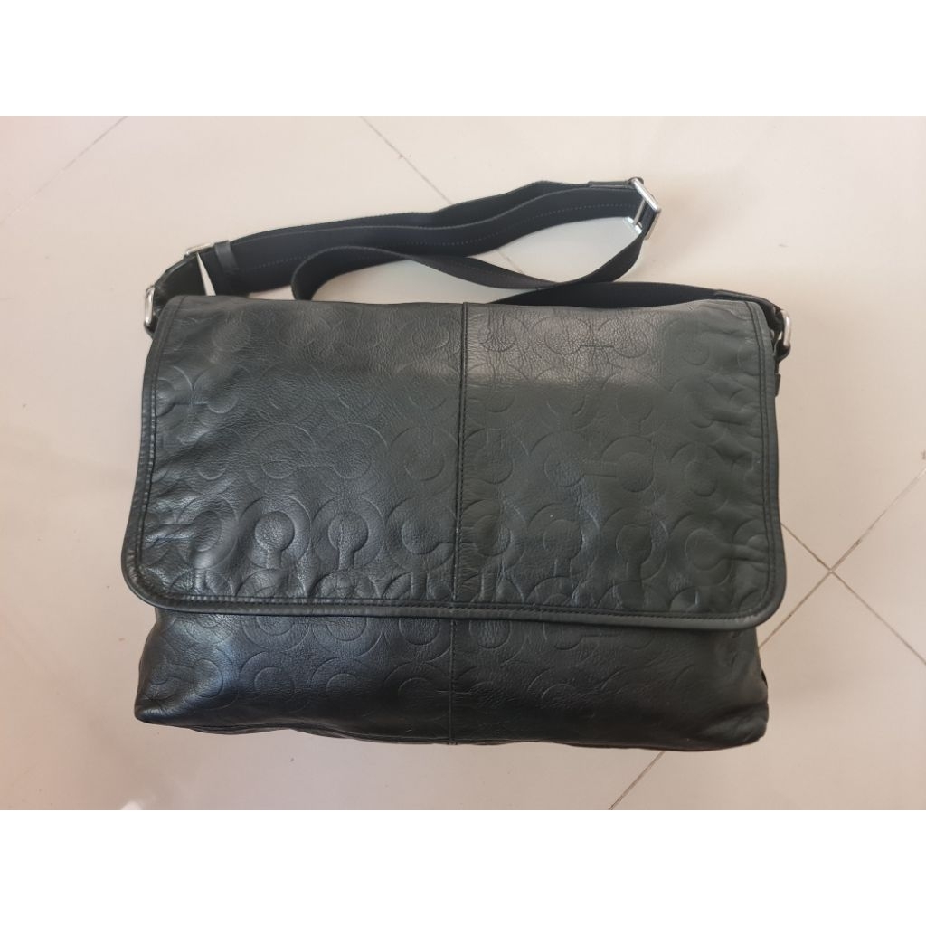 175. Tas Kerja Laptop Office Bag Pria Coach Op Art Embossed Slim Messenger
Mantan / Bekas / Second

