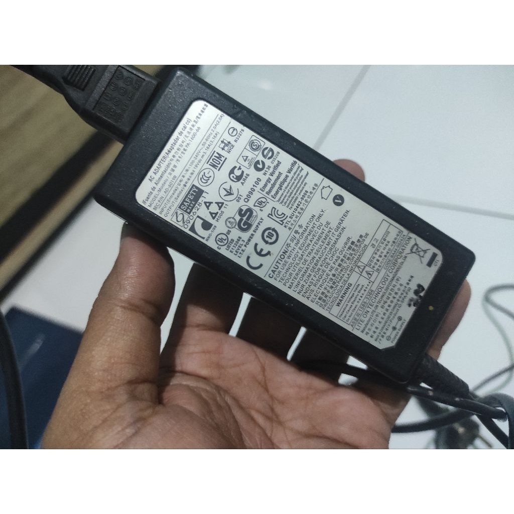 Charger leptop Leptop Samsung NP355V4X ORI bawaan
