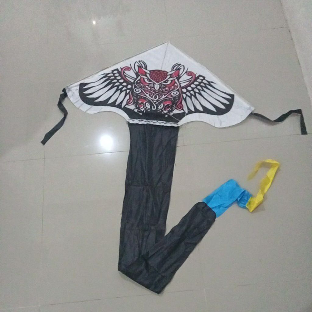 layang-layang motif burung hantu
