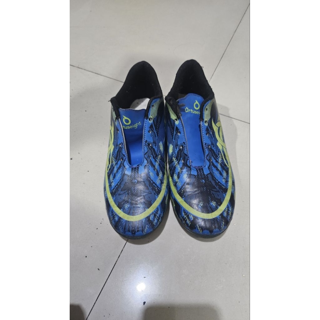 sepatu futsal merk ortuseight (preloved)