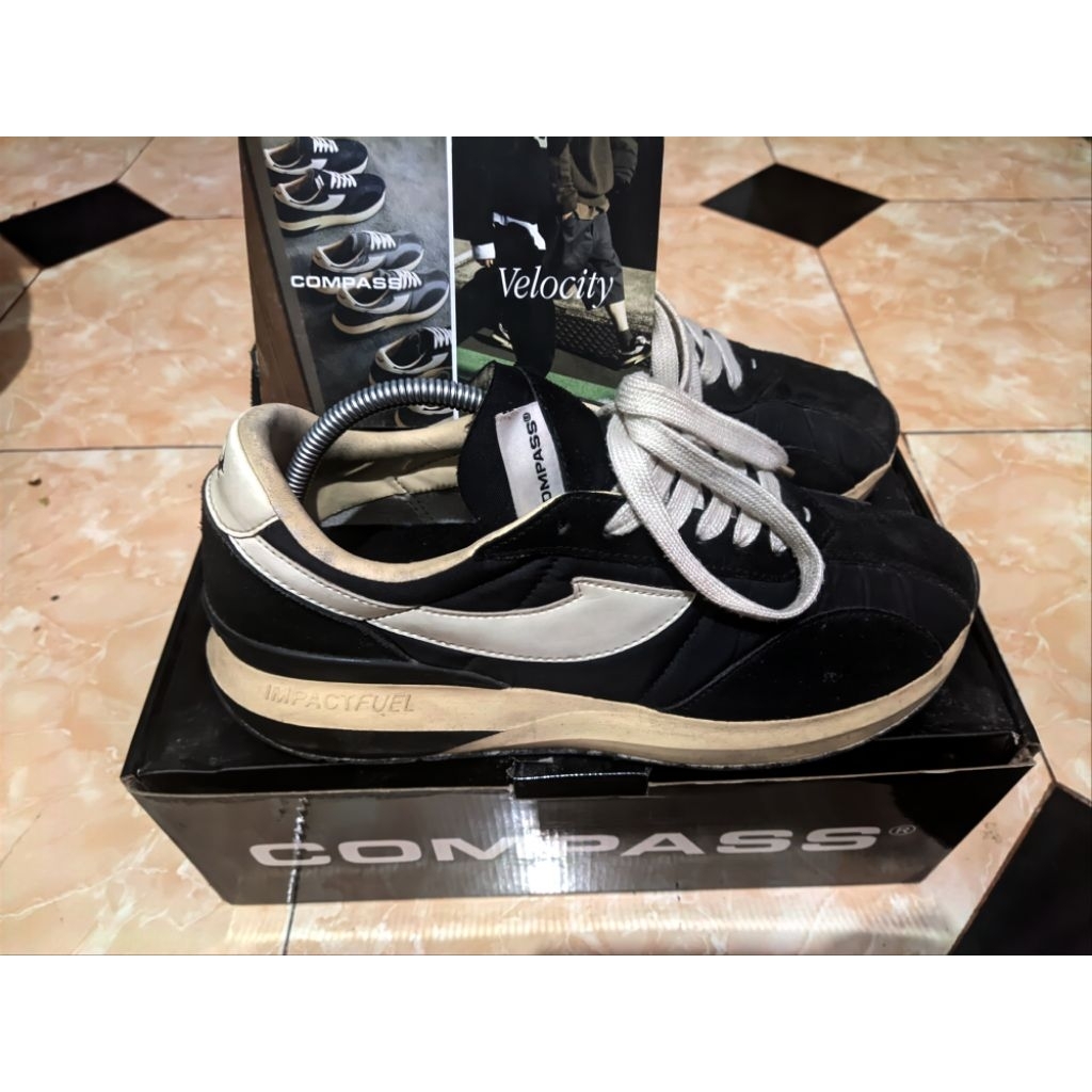 Preloved Compass Velocity Black White