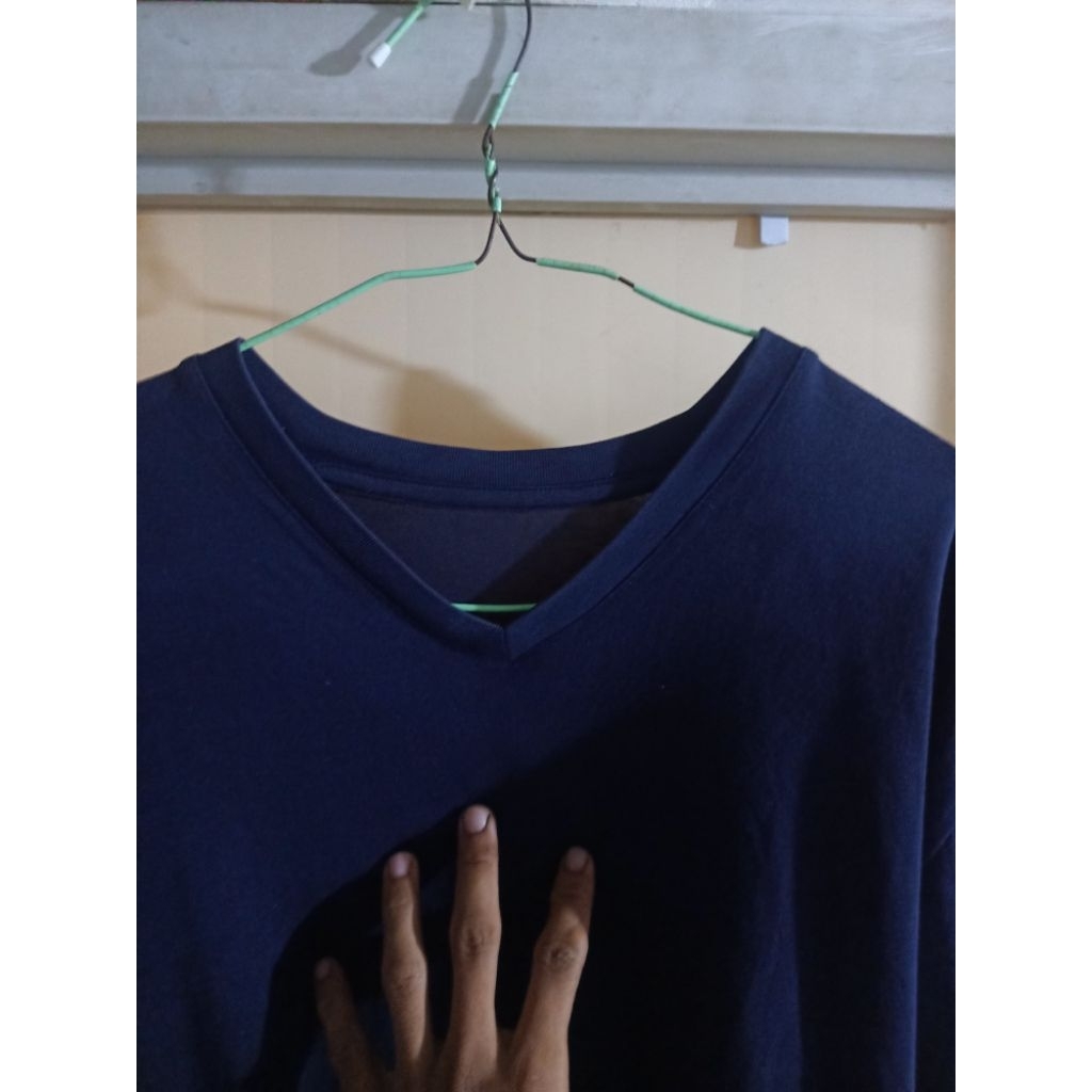 Kaos Pria V-Neck Uniqlo Lengan Pendek  Adem, Lembut, dan Nyaman Dipakai