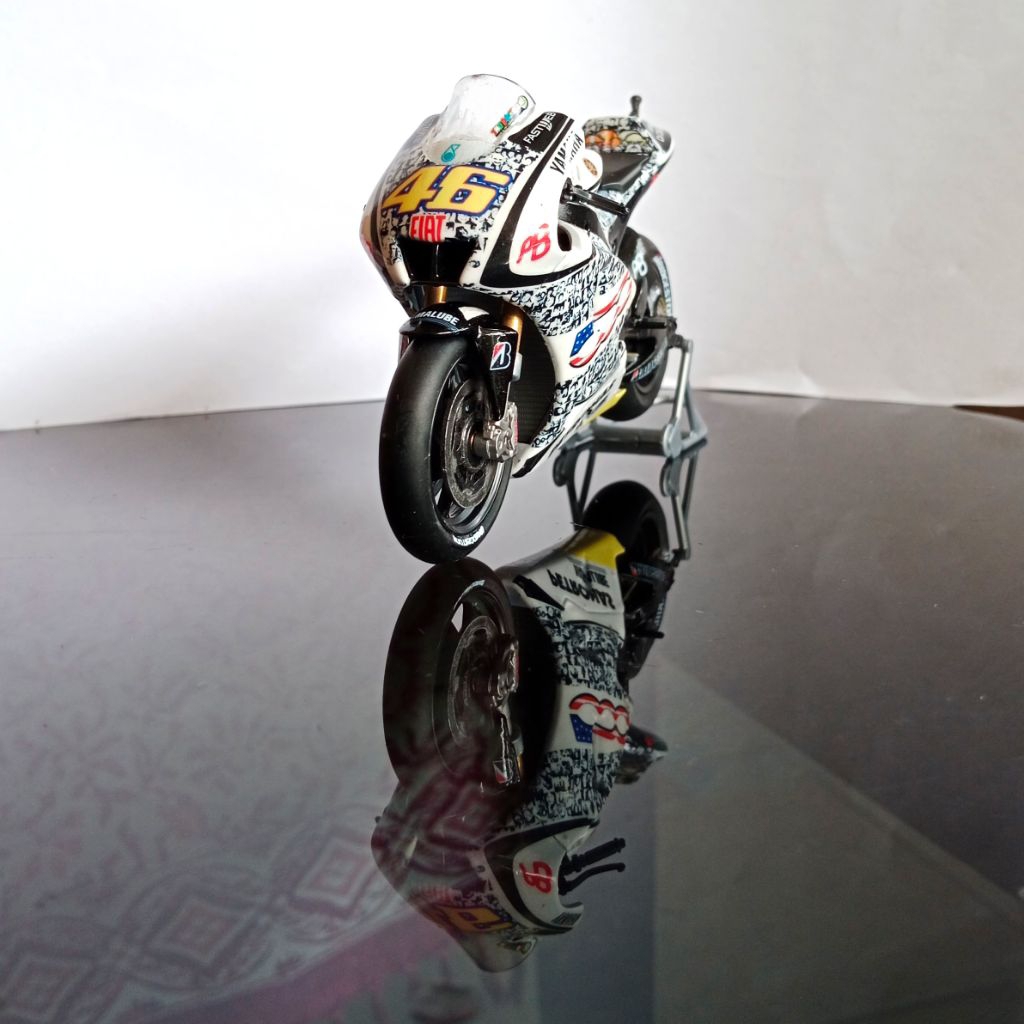 Diecast MotoGP 2010 custom V. Rossi 46 Laguna Seca Yamaha M1, Yalusa Kit 1/18 YLR-M1