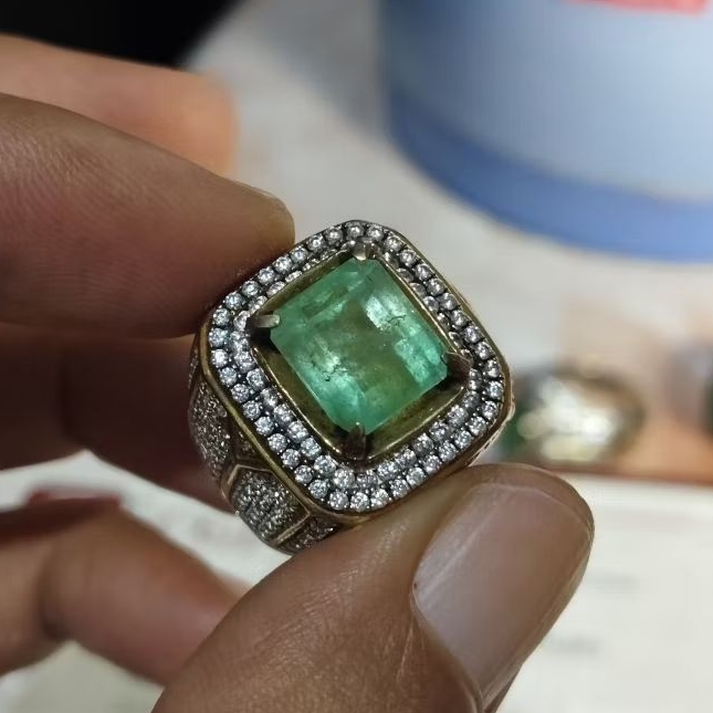 Natural Emerald Beryl Colombia 5.02crt Kristal Open Color Luster MenyalaLab Sertifikat CGL
