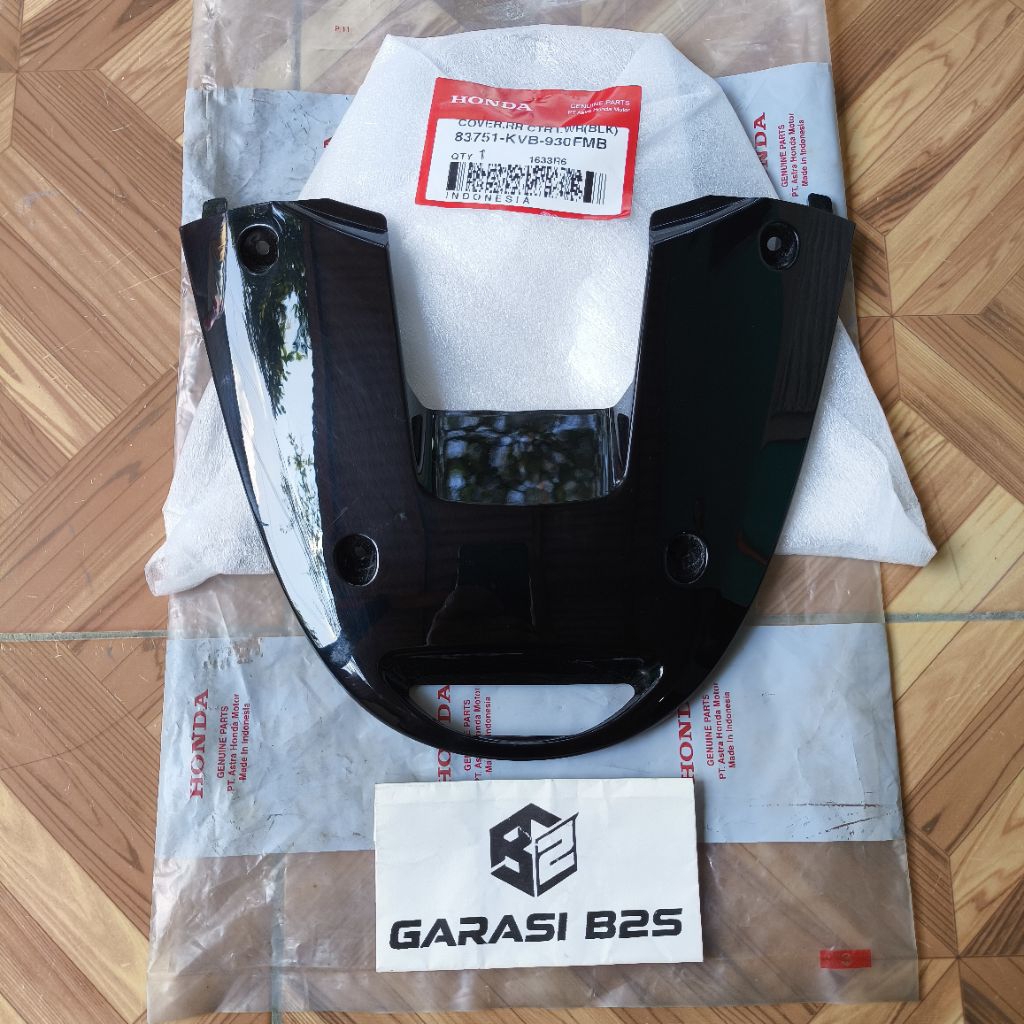 83751-KVB-930FMB Cover Sambungan Body Bawah Lampu Stop Belakang Vario 110 CW Karbu Hitam Original AH