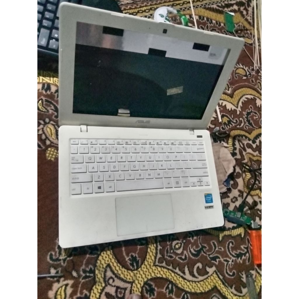 Cashing Notebook Asus x200M