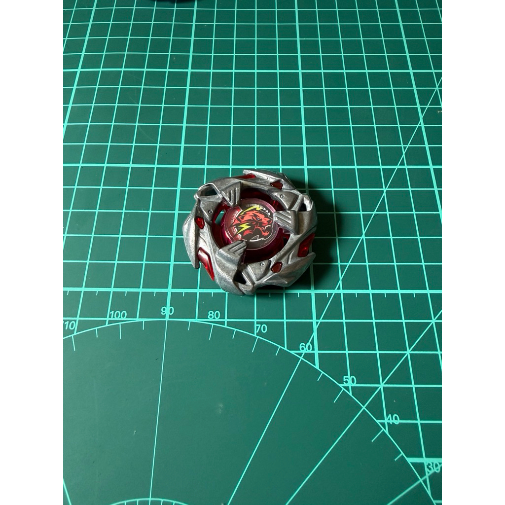 Blade Weiss Tiger warna merah Beyblade X