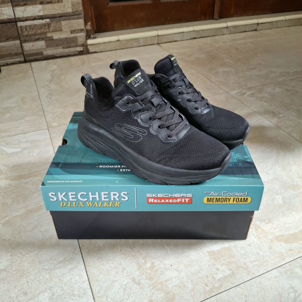 Skechers D'LUX Walker Men's Shoes -
Black