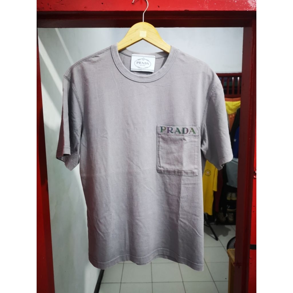 KAOS PRIA KASUAL PRADA