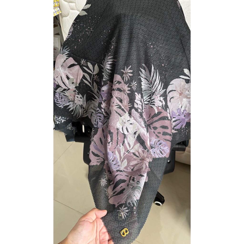 Preloved Buttonscarves Black
