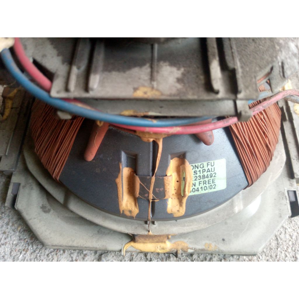 Yoke, konde TV tabung slim 21inc merk Polytron, normal.