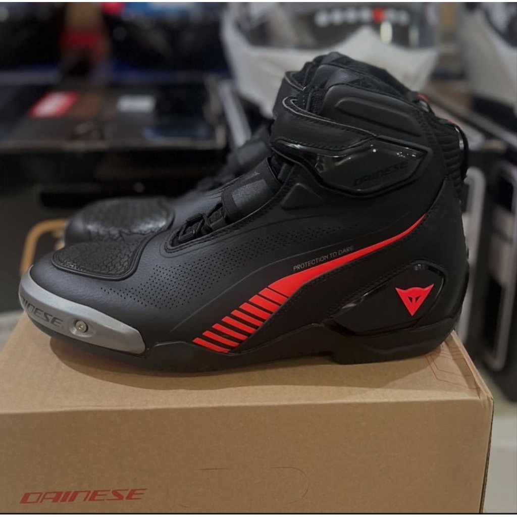 SEPATU DAINESE SUPERYA SPORT BLACK RED FLUO