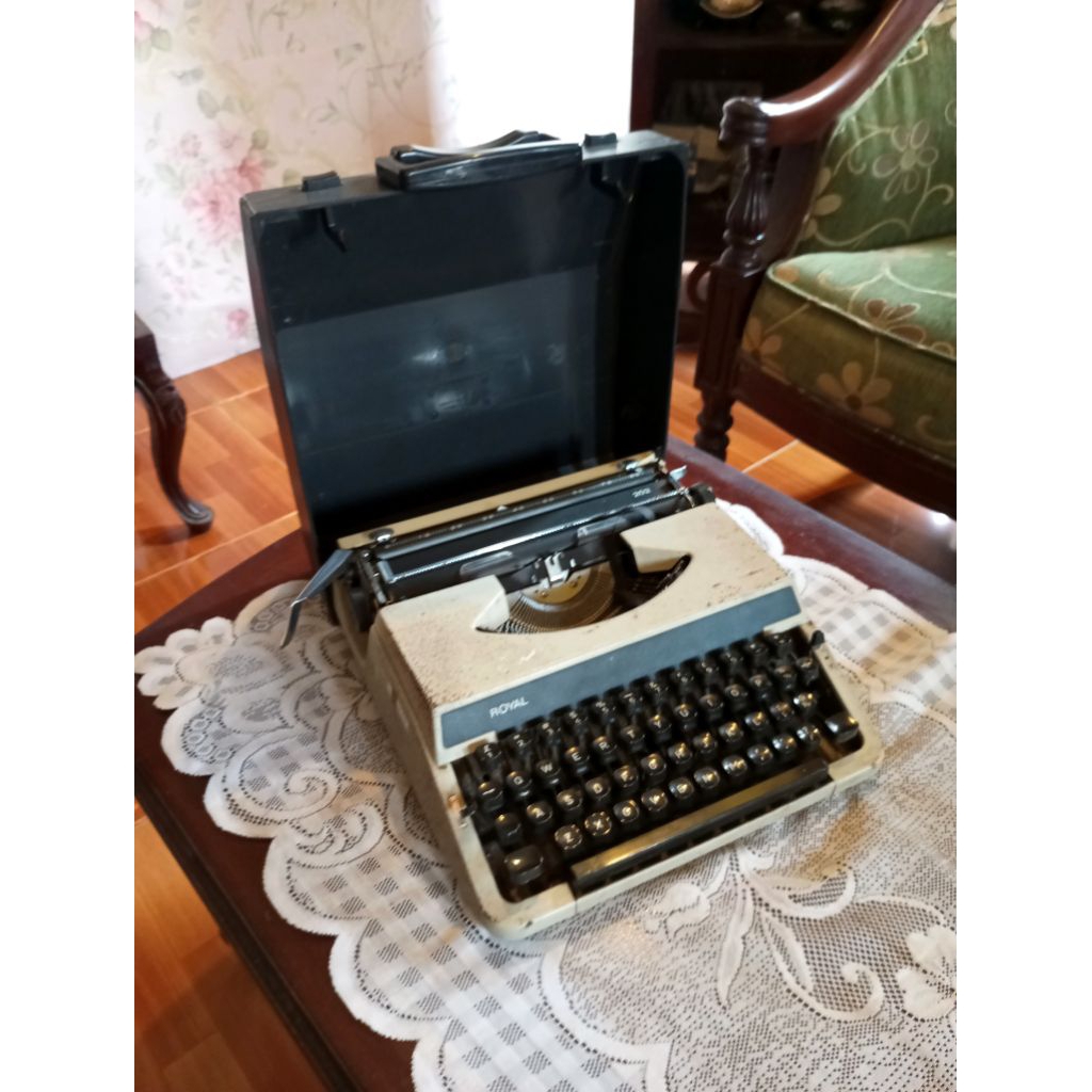 Mesin Tik Ketik Jadul Antik Vintage Merk ROYAL Lawas Tua Kuno Retro.
