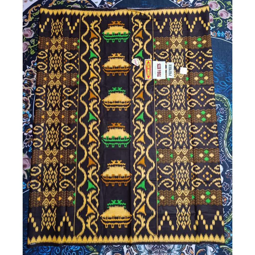 Sarung Karo Rumah adat