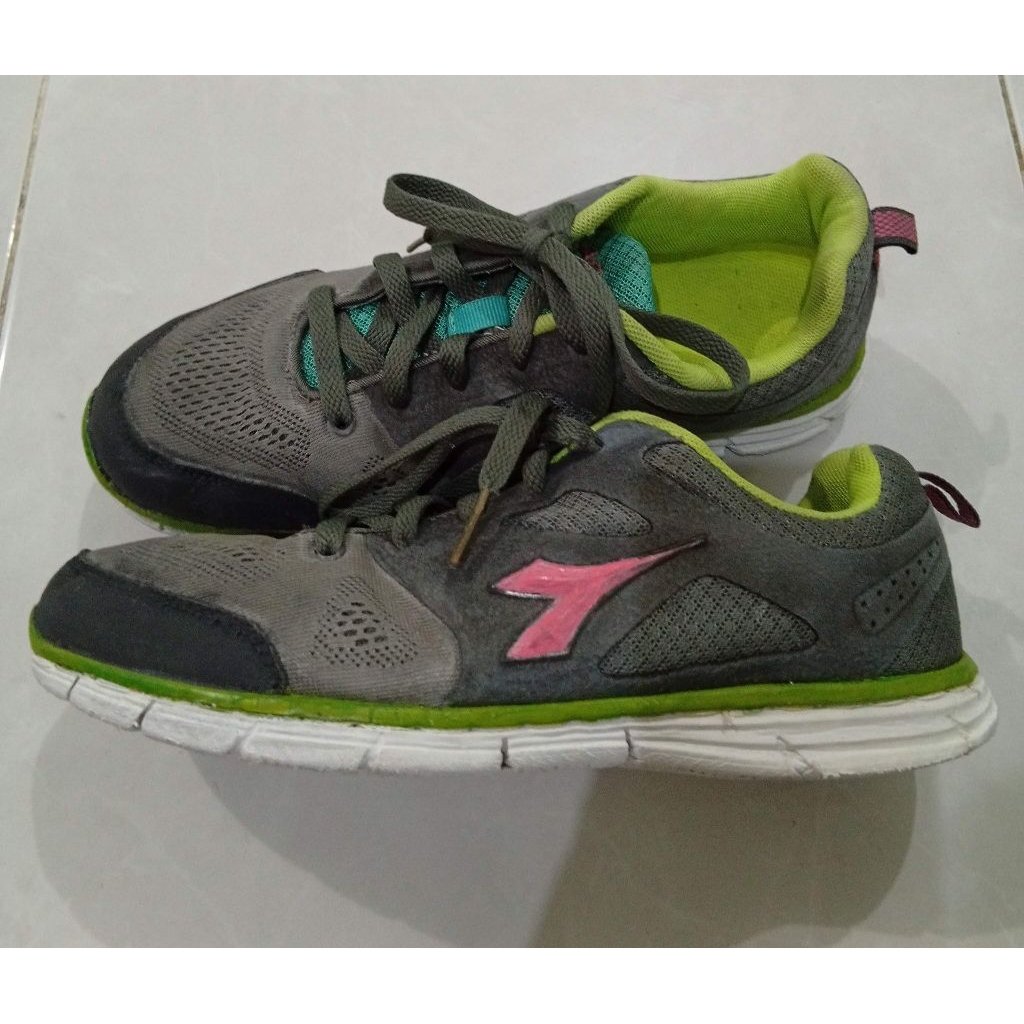 Preloved Sepatu Lari / Sepatu olahraga second branded bagus