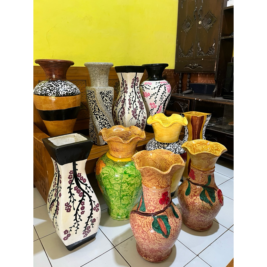 Guci grabah tanah liat , hiyasan ruangan