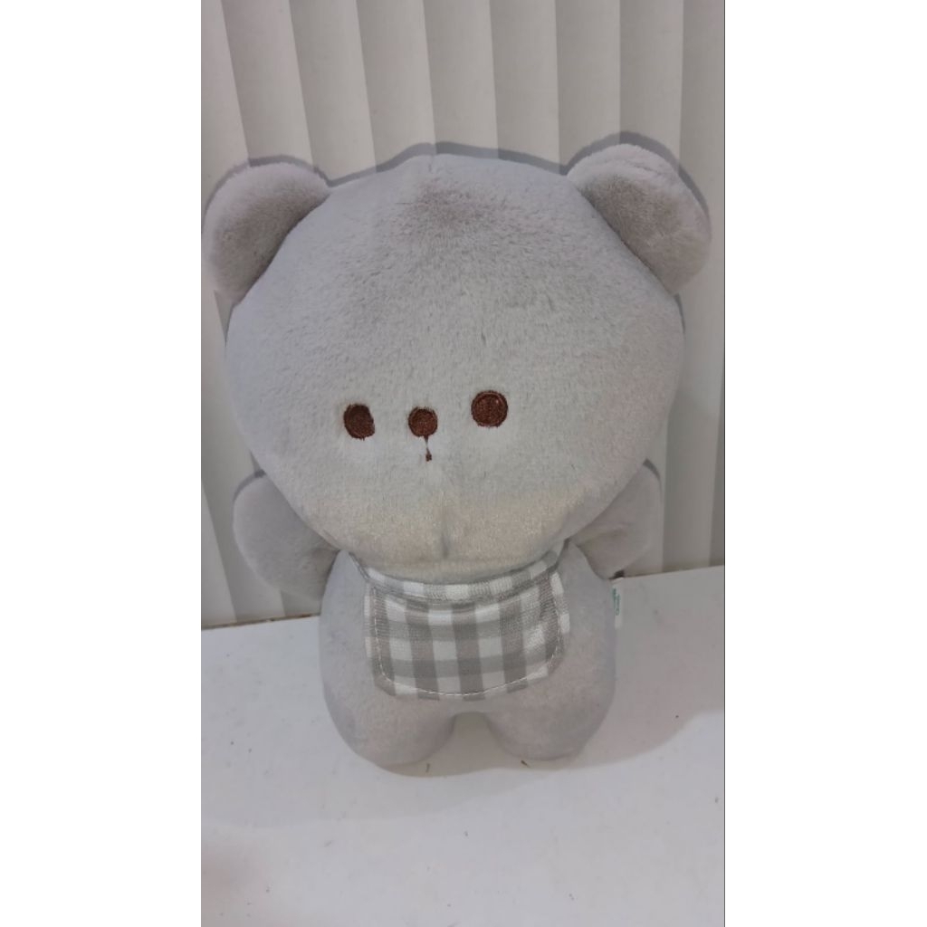 Boneka beruang abu-abu
