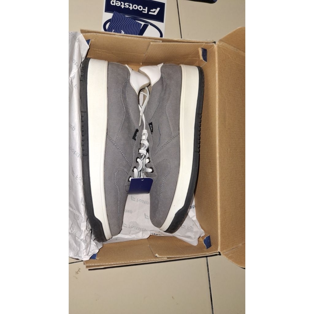 Preloved Sepatu Pria Abu Abu Size 40