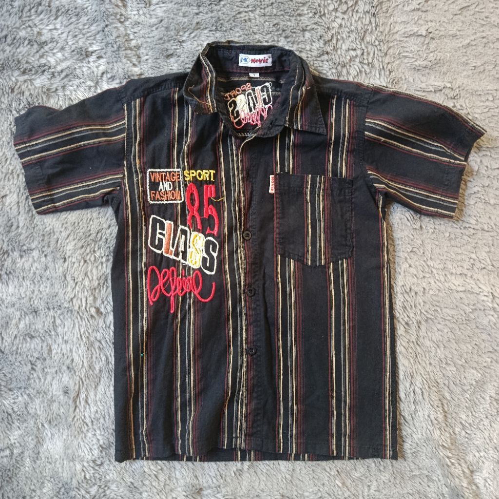 preloved kemeja anak lengan pendek berwarna hitam dengan motif garis-garis vertikal berwarna merah d