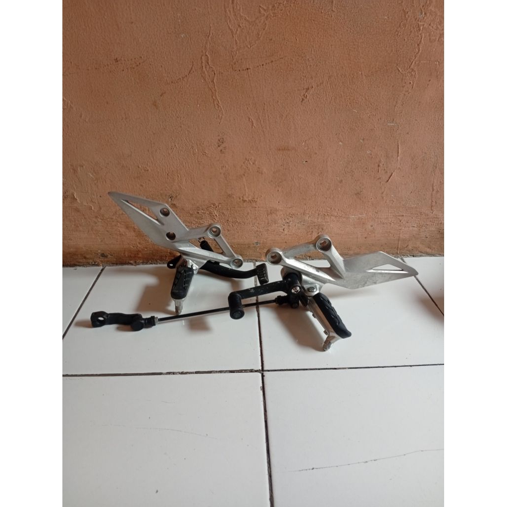 Footstep step depan CBR 150 R K45 Original copotan