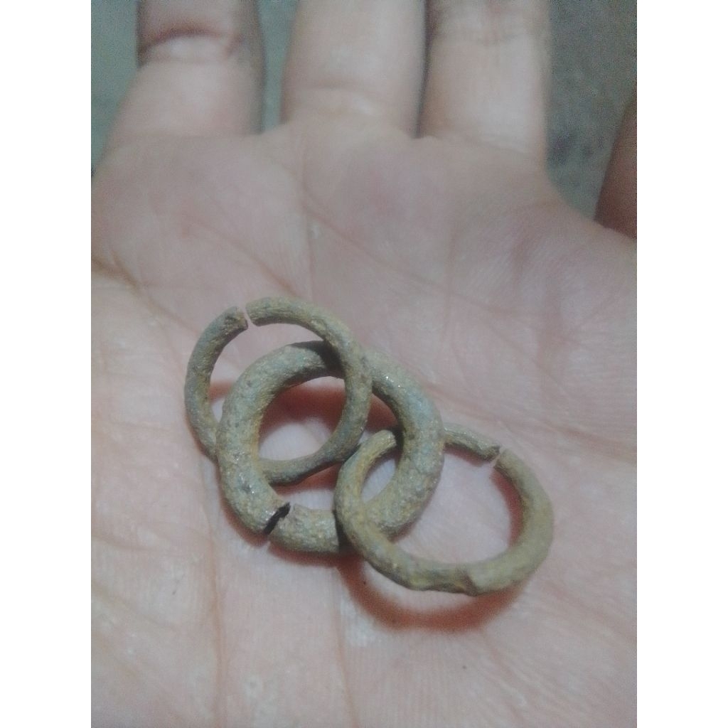 benda unik antik temuan hutan Wesi a j i