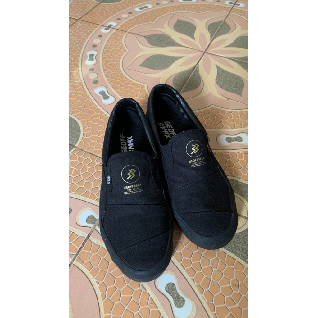 SEPATU GEOFF MAX SLIP ON HITAM