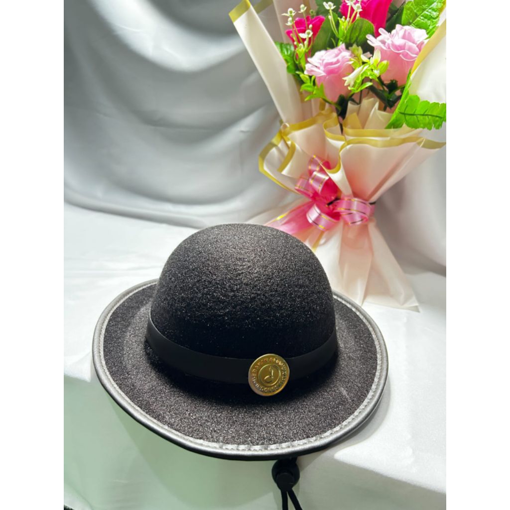Topi boni perempuan dewasa