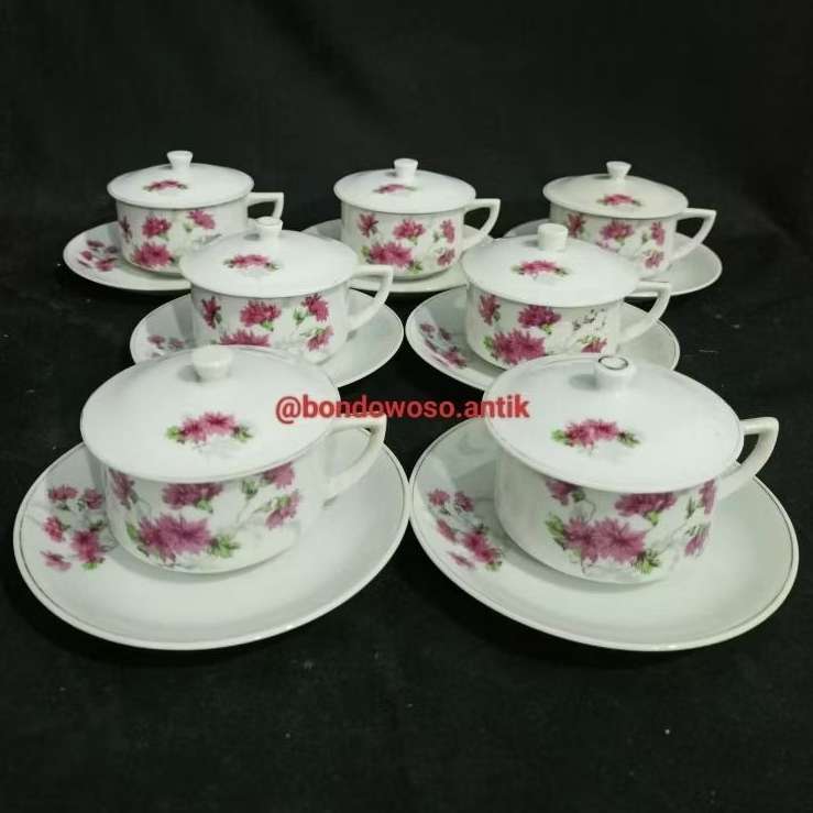 Cangkir kopi lawas motif seruni