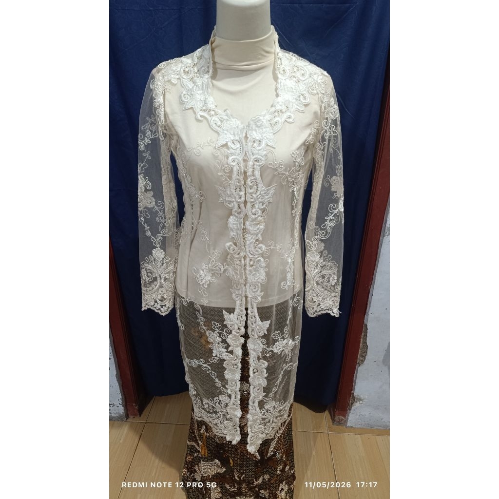 Kebaya Putih Broklat Tile