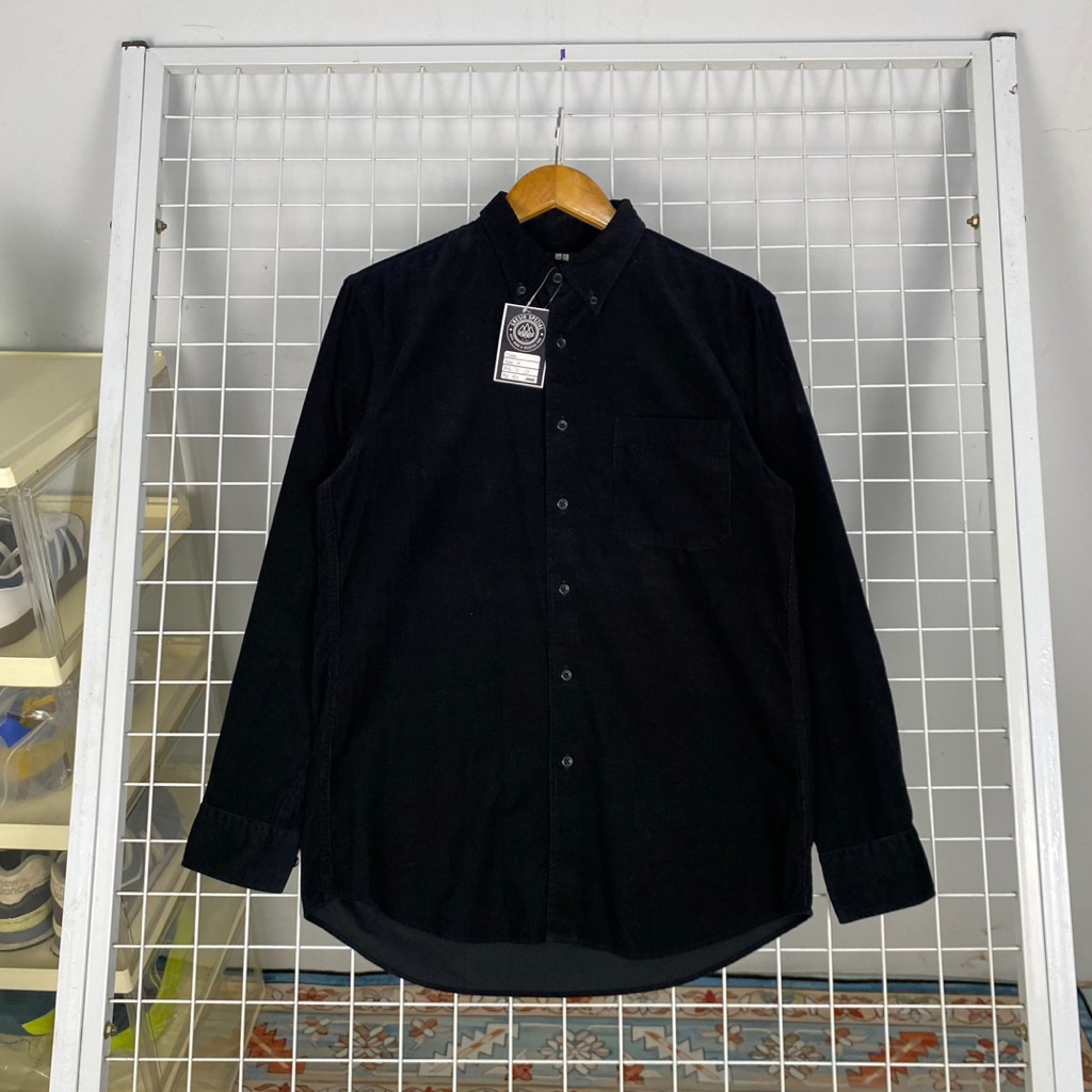 kemeja uniqlo hitam corduroy M