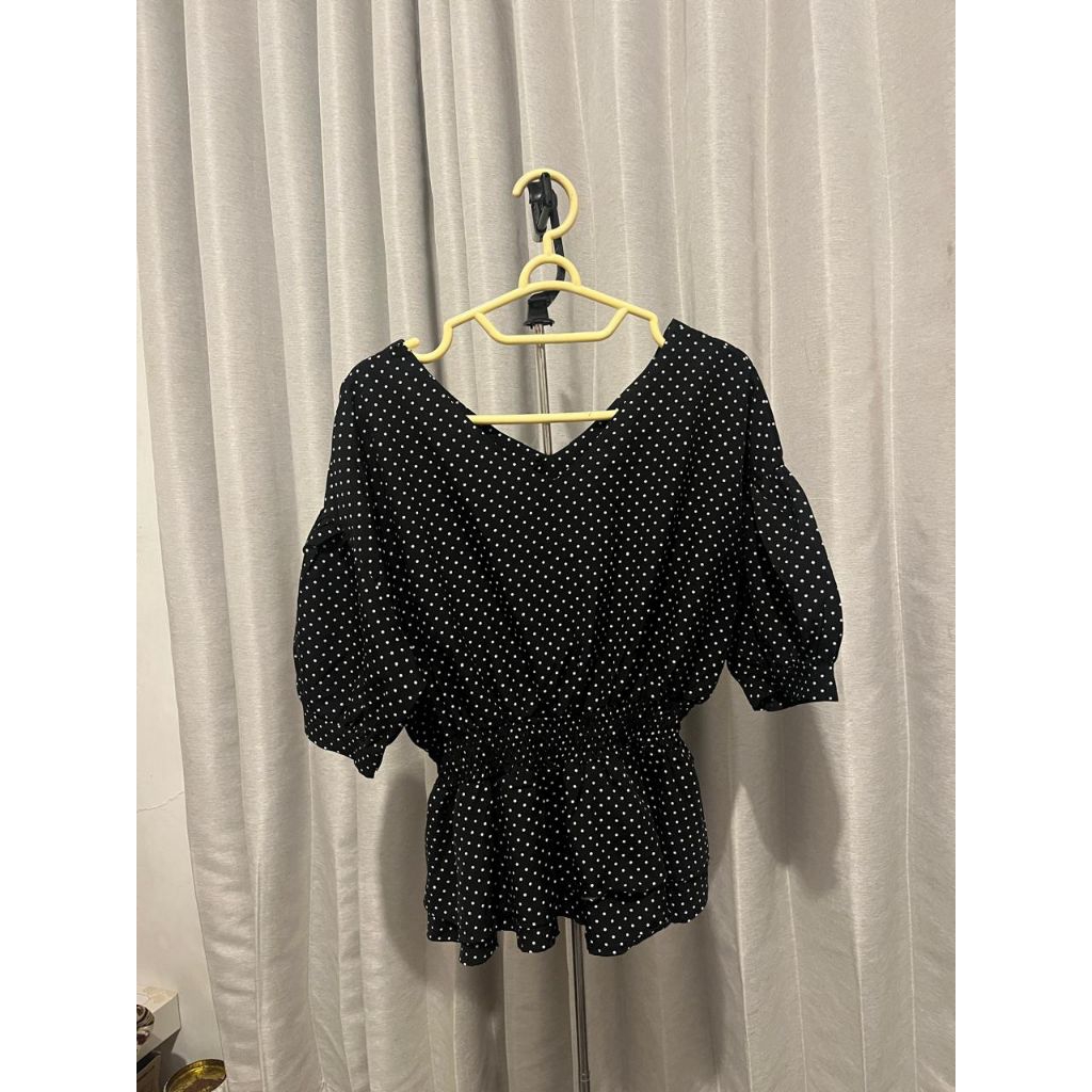 blouse polkadot hitam