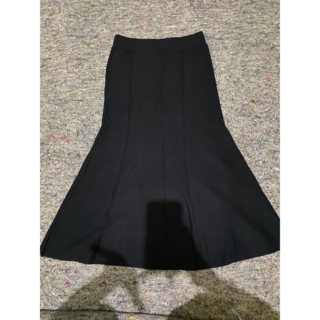 rok rajut hitam dibawah lutut