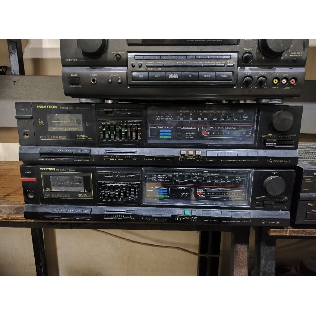 Radio tape deck Polytron atas