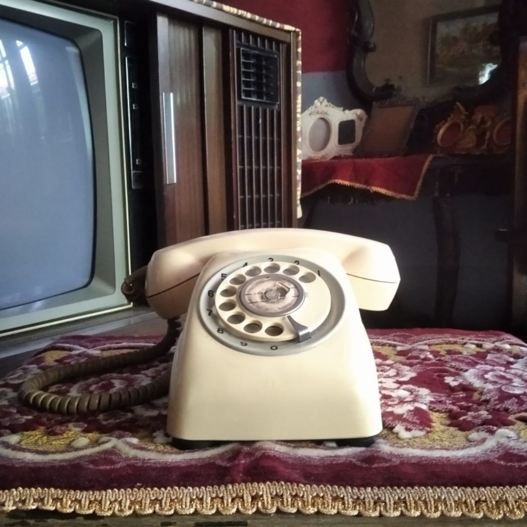 Telepon kabel telepon putar jadul antik vintage lawas kuno
