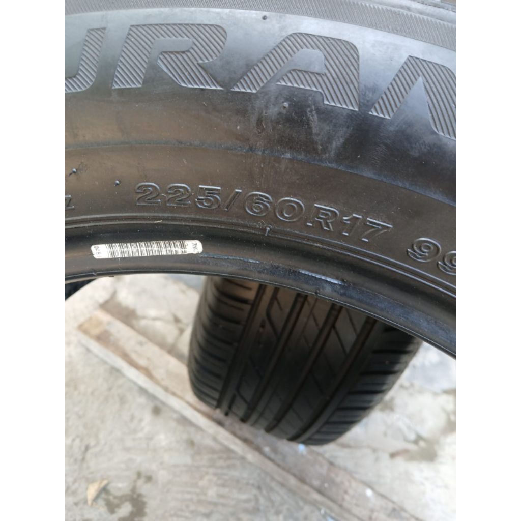 Ban Bridgestone 225/60 R17