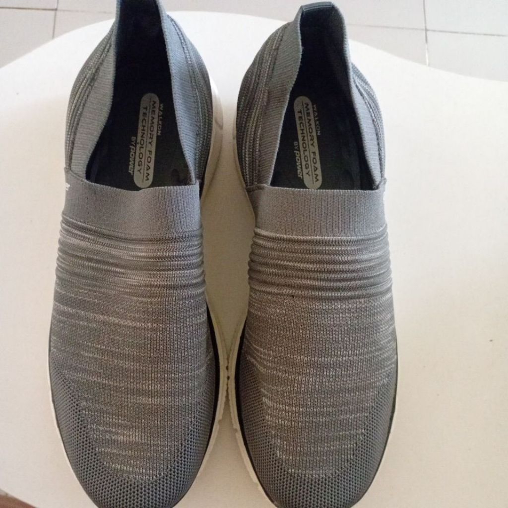 Sepatu Slip On Sneakers Pria / Sepatu POWER