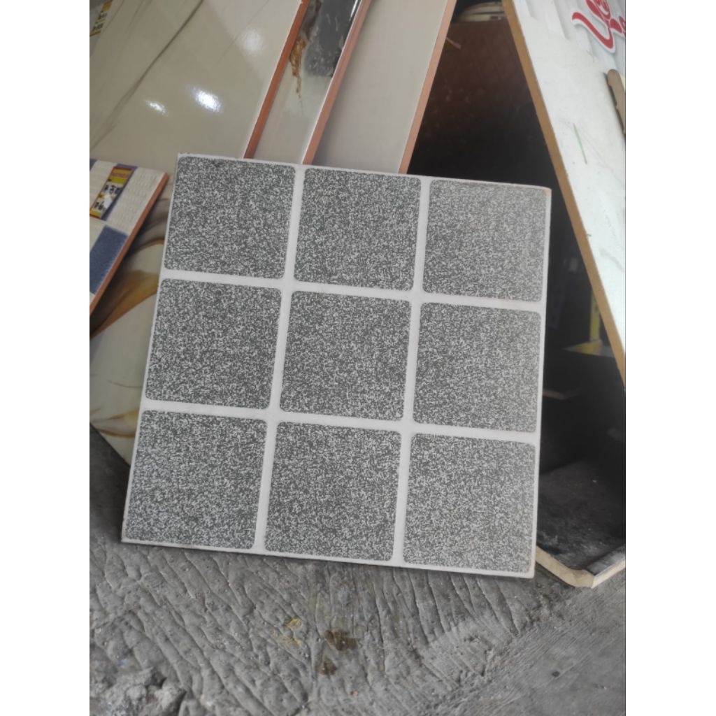 Keramik Lantai Kamar Mandi Kasar Emboss UNO 25x25 Henshin Dark Grey