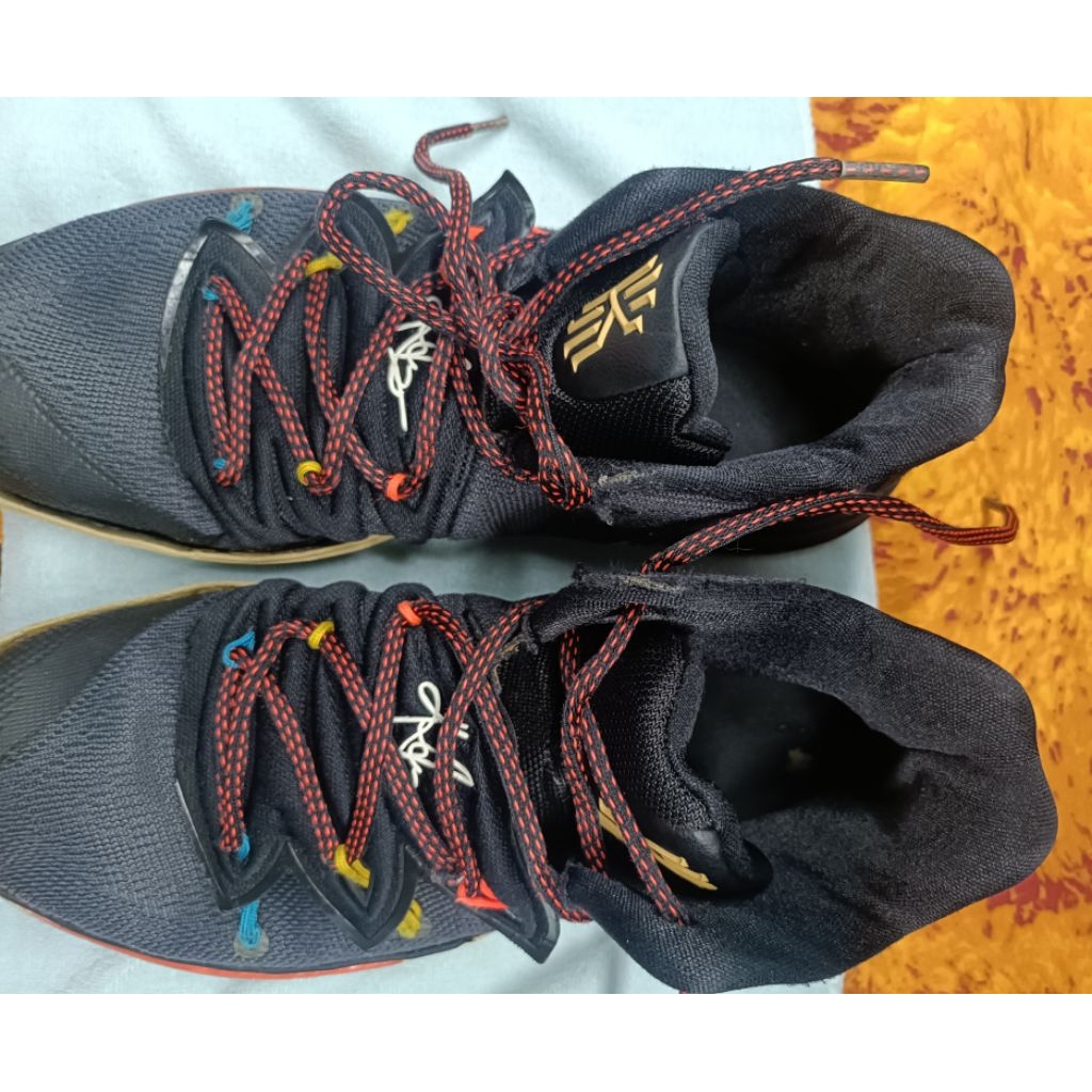Preloved Sepatu Nike Kyrie 5 Friends Sepatu Asli Original Seken