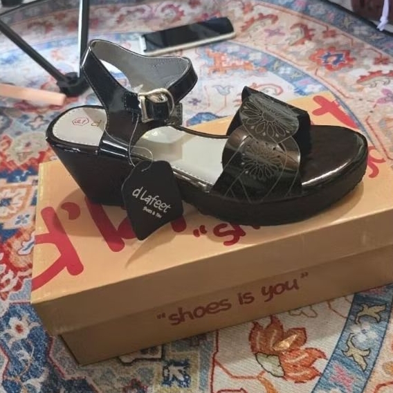 D'lafeet Sendal Wedges Wanita