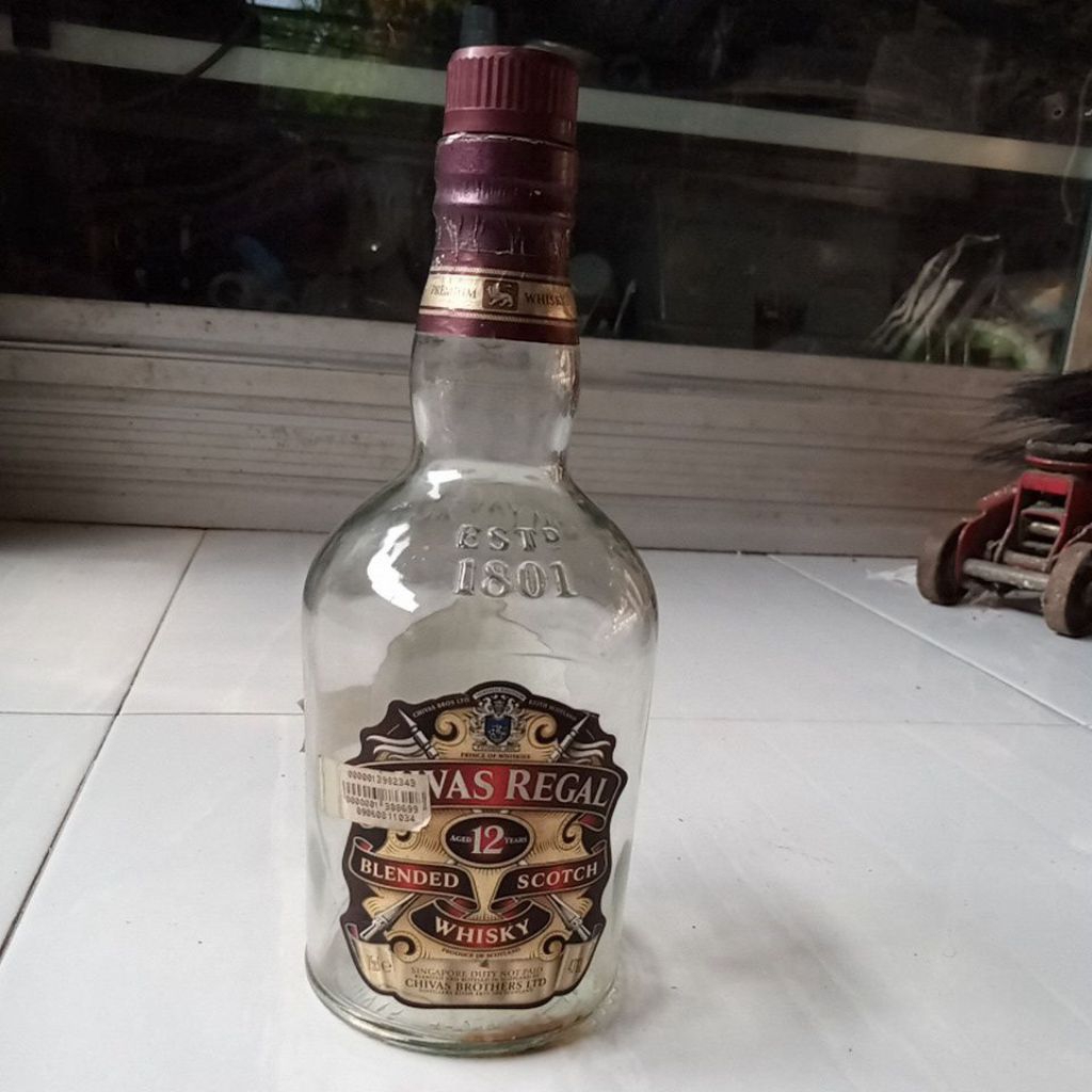botol bekas minuman keras Chivas Regal