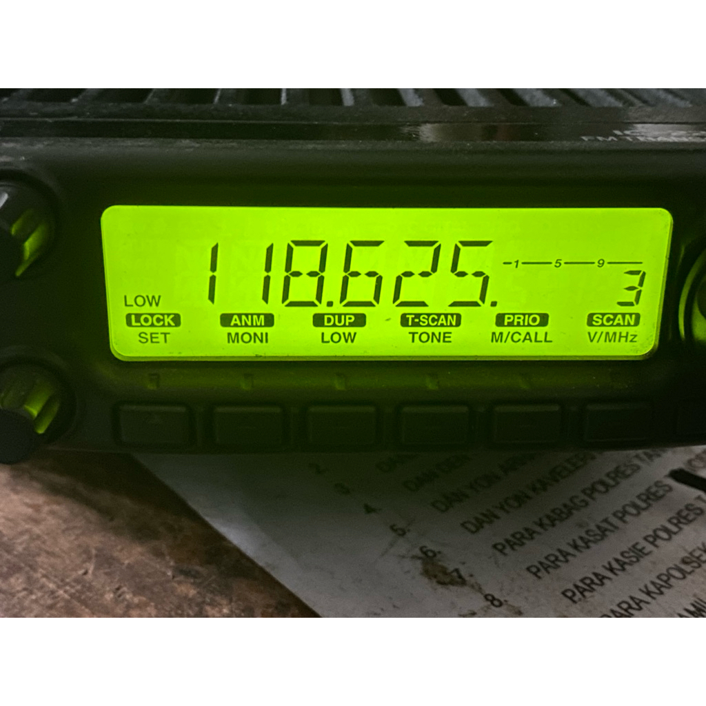 Transceiver ICOM 2200H.