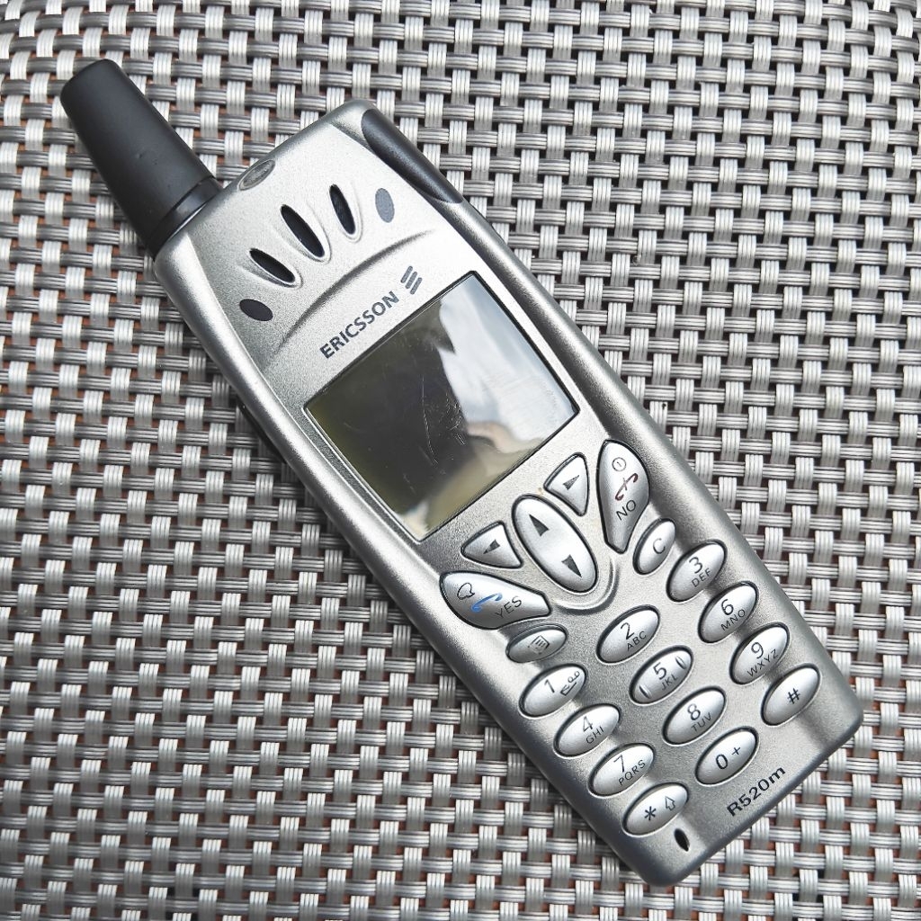 [PAJANGAN/KOLEKSI] HP Jadul Ericsson R520 Silver Original