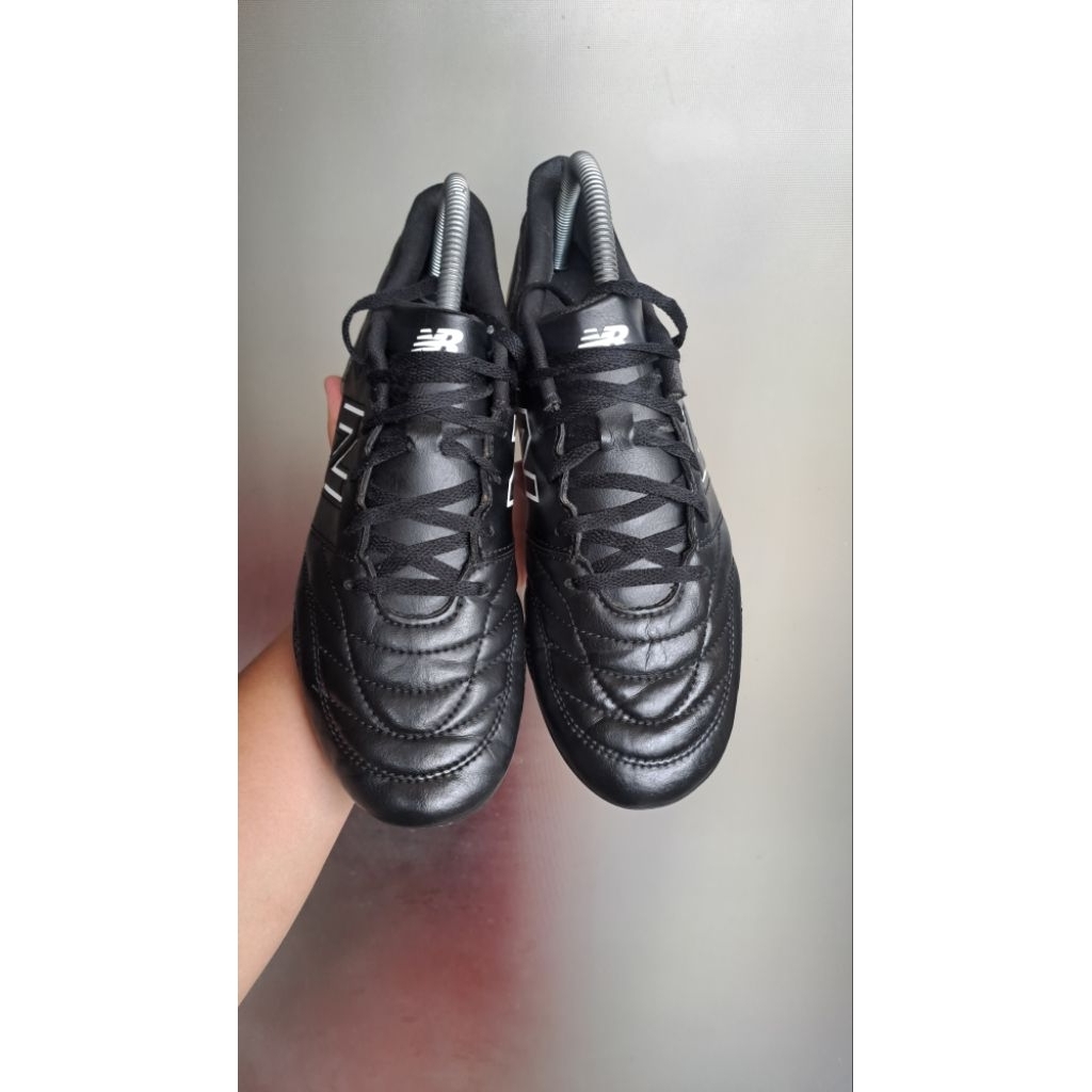 sepatu bola pria NB