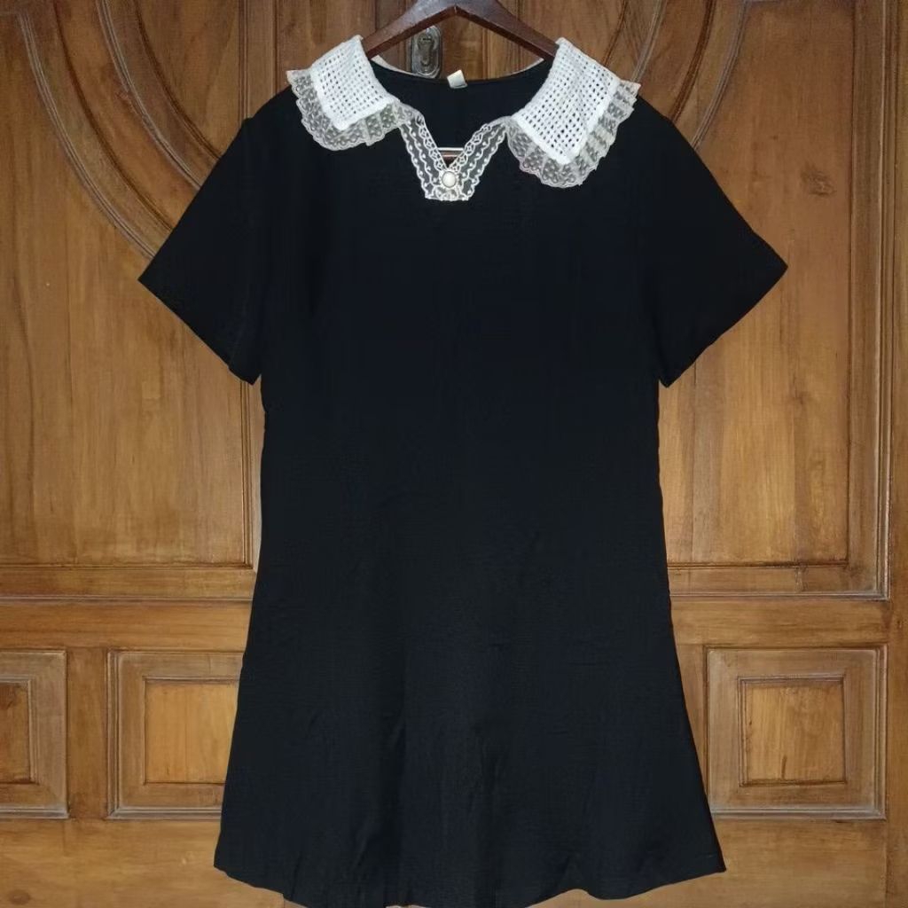 PRELOVED YUXI Dress Mini Slimfit Lengan Pendek Wanita Hitam Kerah Putih Brokat Bigsize LD 104