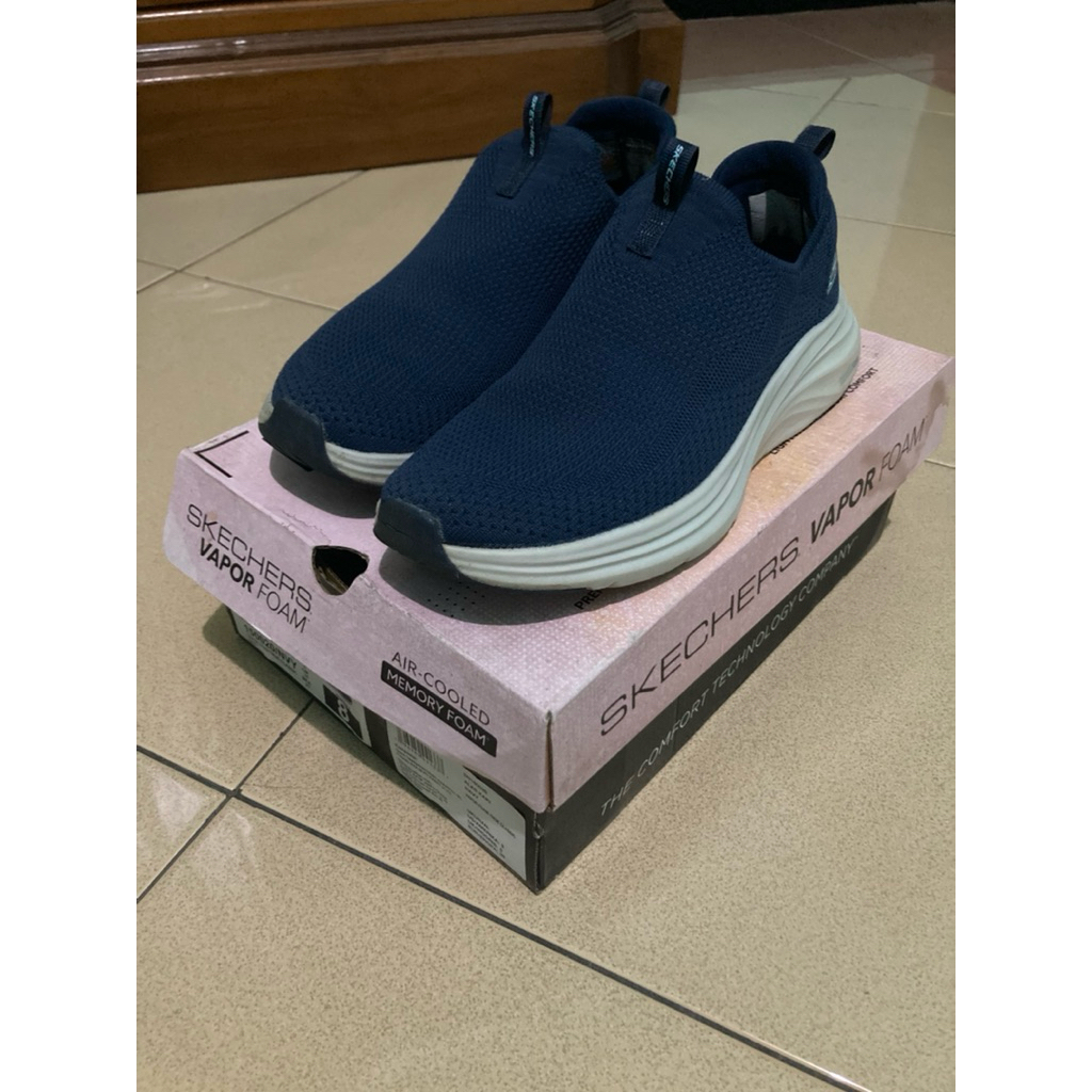 Sepatu skechers slip on vapor foam true classic women navy