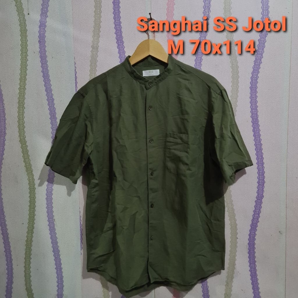 Uniqlo Sanghai Lengan Pendek